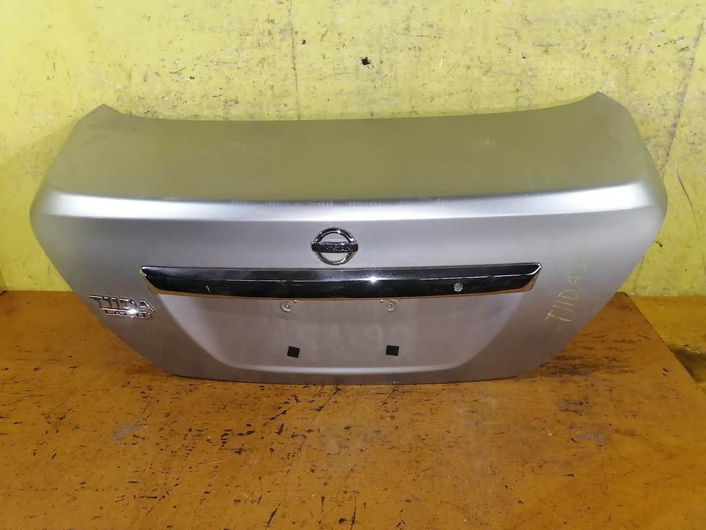 крышка багажника Nissan Tiida Latio